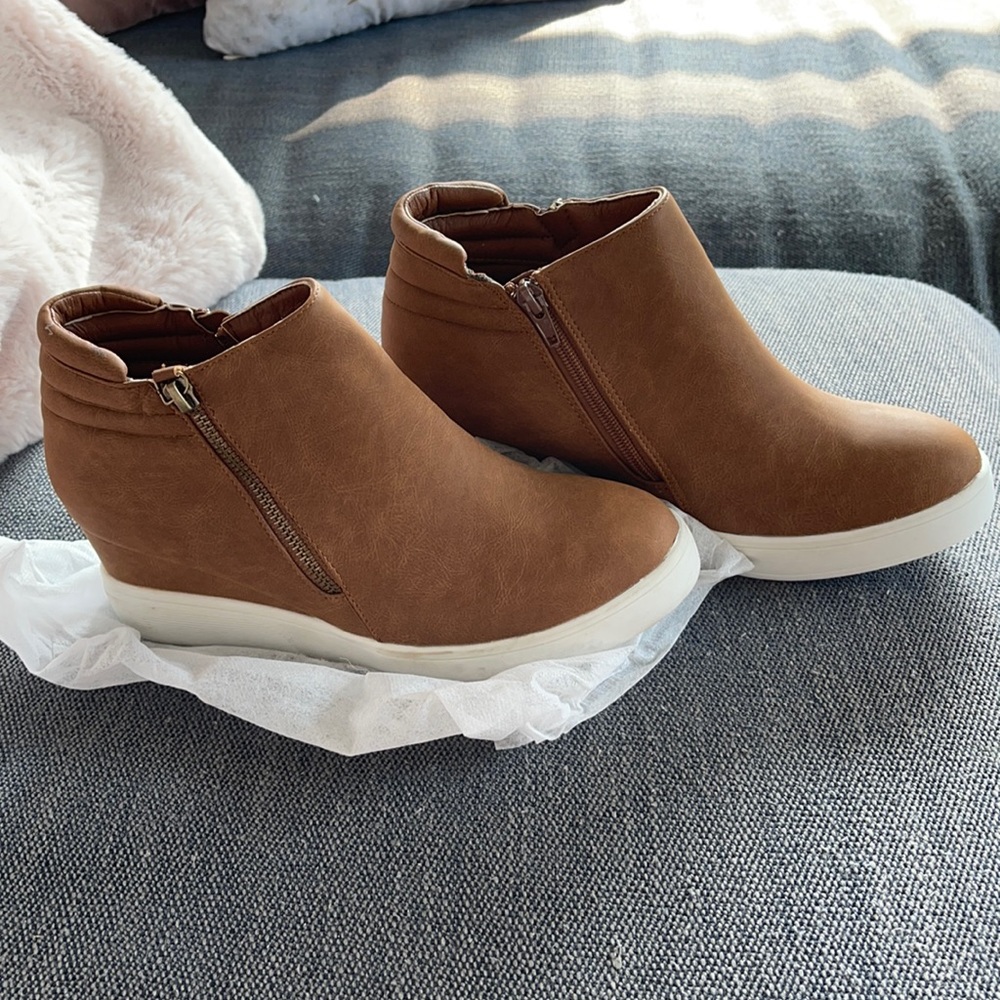 Never worn Dream Pairs wedge booties, size 8 1/2